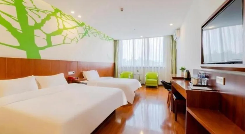 Bed in Vatica ShangHai Pudong Airport Disney Huaxia(E) Road Metro Station Hotel .