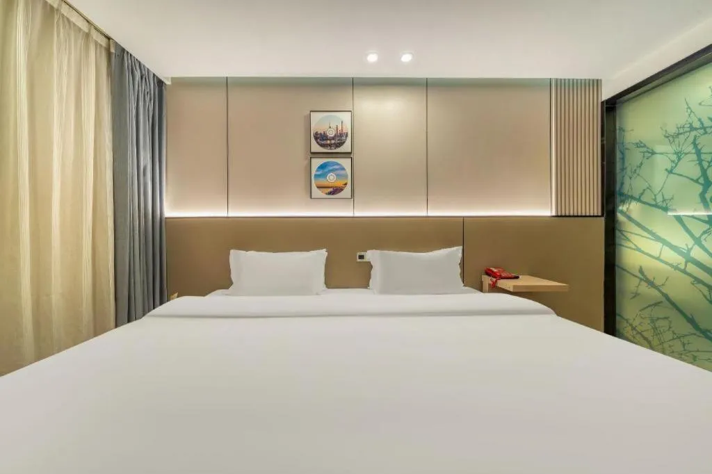 Bed in Vatica ShangHai Pudong Airport Disney Huaxia(E) Road Metro Station Hotel .