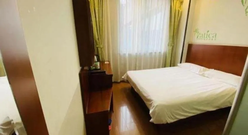 Bed in Vatica ShangHai Pudong Airport Disney Huaxia(E) Road Metro Station Hotel .