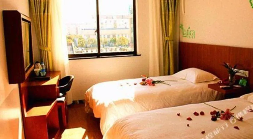 Bed in Vatica ShangHai Pudong Airport Disney Huaxia(E) Road Metro Station Hotel .