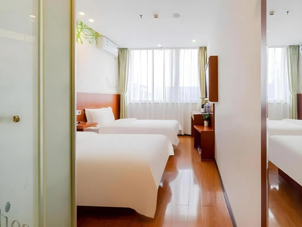 Bed in Vatica ShangHai Pudong Airport Disney Huaxia(E) Road Metro Station Hotel .