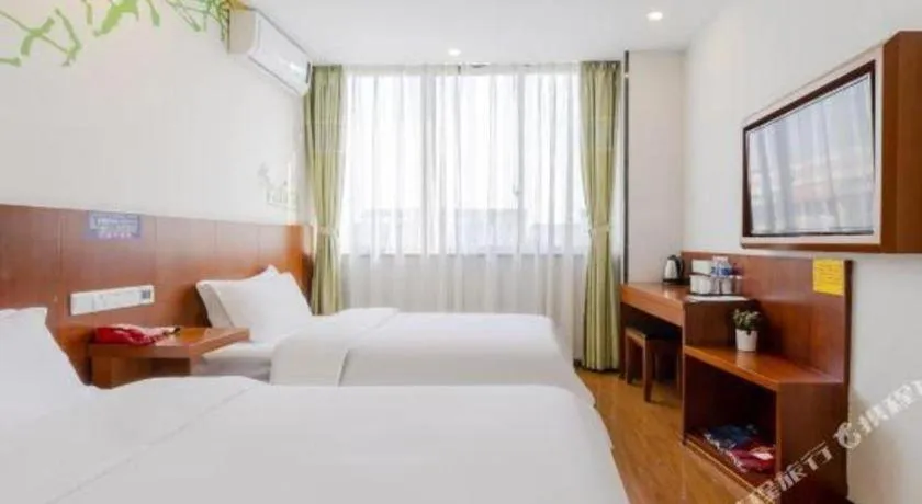 Bed in Vatica ShangHai Pudong Airport Disney Huaxia(E) Road Metro Station Hotel .