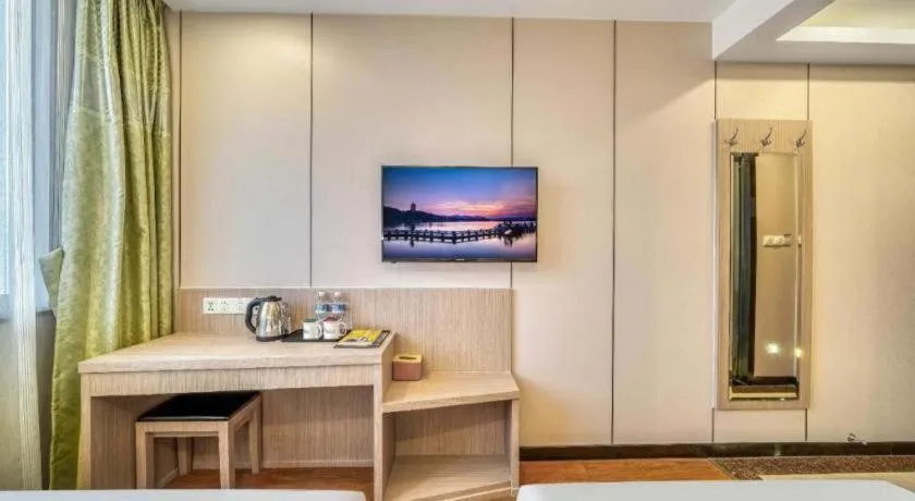 Bed in Vatica ShangHai Pudong Airport Disney Huaxia(E) Road Metro Station Hotel .