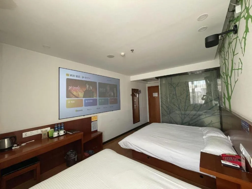 Bed in Vatica ShangHai Pudong Airport Disney Huaxia(E) Road Metro Station Hotel .