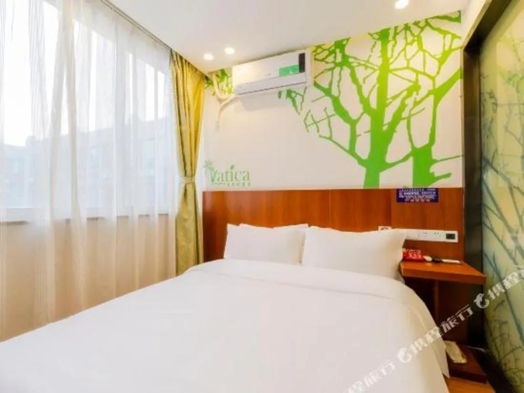 Bed in Vatica ShangHai Pudong Airport Disney Huaxia(E) Road Metro Station Hotel .