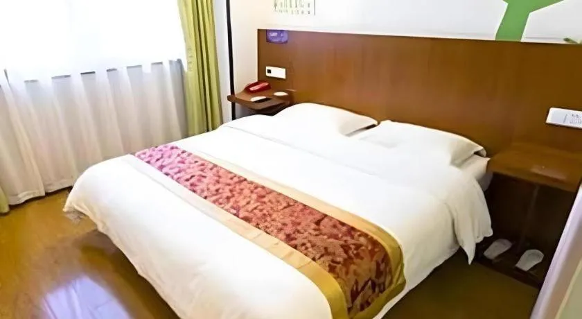 Bed in Vatica ShangHai Pudong Airport Disney Huaxia(E) Road Metro Station Hotel .