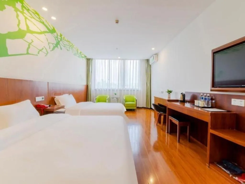 Bed in Vatica ShangHai Pudong Airport Disney Huaxia(E) Road Metro Station Hotel .