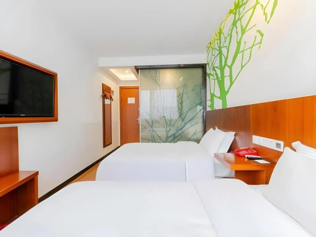 Bed in Vatica ShangHai Pudong Airport Disney Huaxia(E) Road Metro Station Hotel .