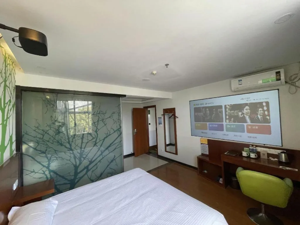 Bed in Vatica ShangHai Pudong Airport Disney Huaxia(E) Road Metro Station Hotel .