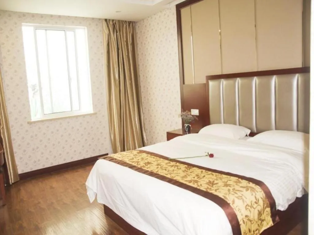Bed in GreenTree Inn JiangSu Wuxi Jiangyin City QinGYAng Town Fuqian Road Express Hotel