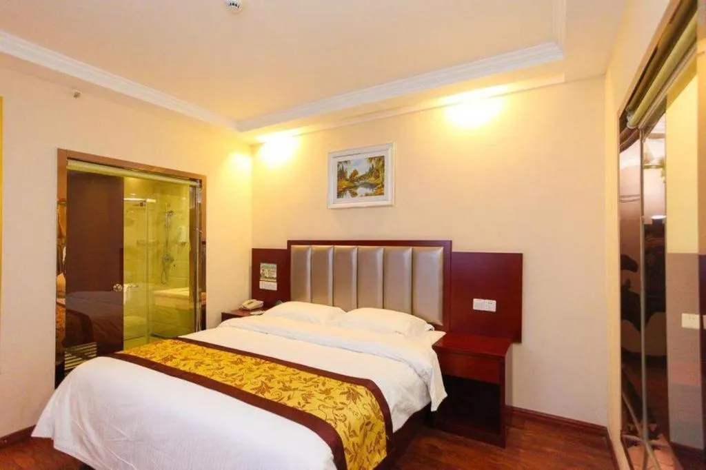 Bed in GreenTree Inn JiangSu Wuxi Jiangyin City QinGYAng Town Fuqian Road Express Hotel