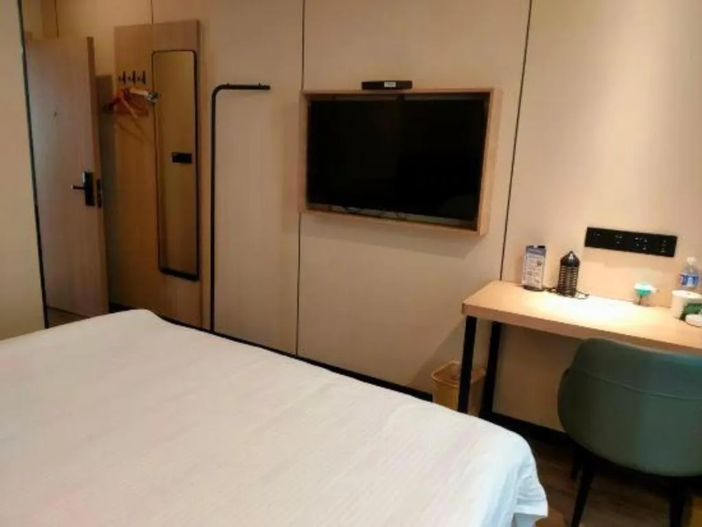 Bed in GreenTree Inn Yangzhou Slender West Lake Wencheng Attic Express Hotel