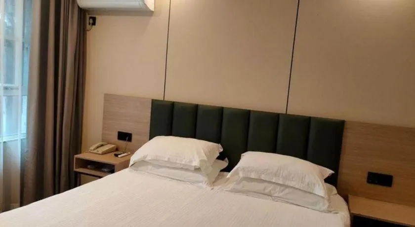 Bed in GreenTree Inn Yangzhou Slender West Lake Wencheng Attic Express Hotel