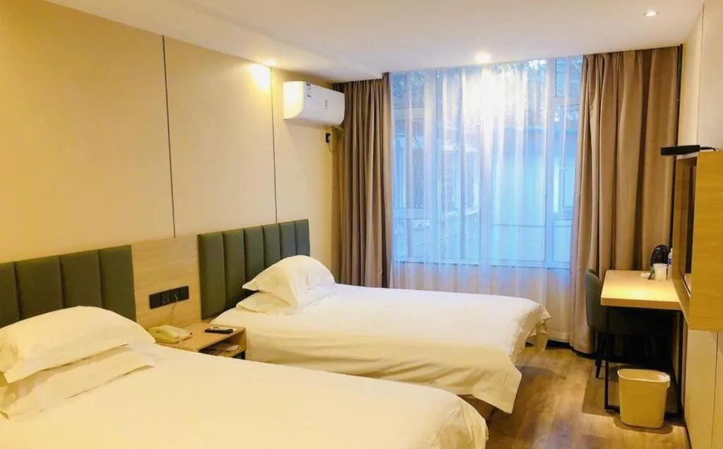 Bed in GreenTree Inn Yangzhou Slender West Lake Wencheng Attic Express Hotel