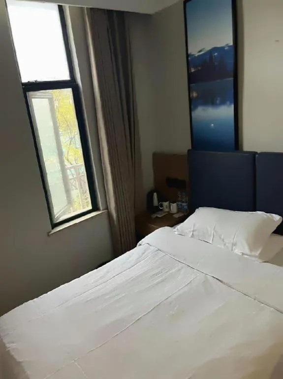 Bed in GreenTree Inn Shanghai MinHang ZhuanQiao Subway Station East ZhuanXing Road Shell Hotel