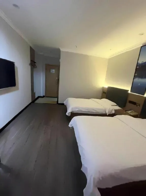 Bed in GreenTree Inn Shanghai MinHang ZhuanQiao Subway Station East ZhuanXing Road Shell Hotel