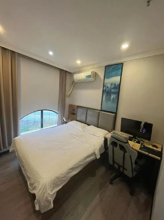 Bed in GreenTree Inn Shanghai MinHang ZhuanQiao Subway Station East ZhuanXing Road Shell Hotel