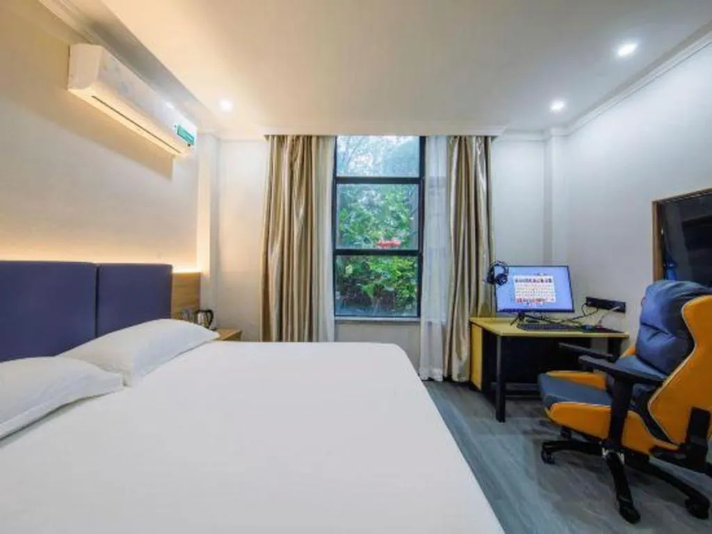Bed in GreenTree Inn Shanghai MinHang ZhuanQiao Subway Station East ZhuanXing Road Shell Hotel