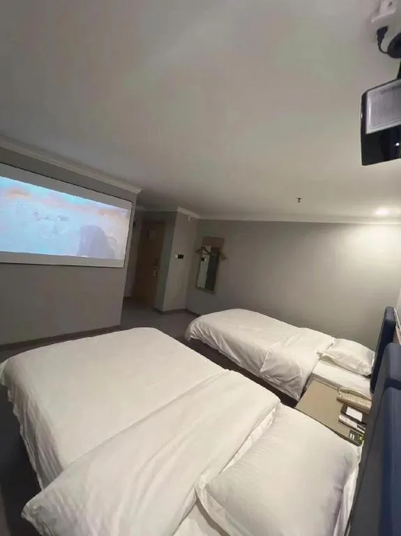 Bed in GreenTree Inn Shanghai MinHang ZhuanQiao Subway Station East ZhuanXing Road Shell Hotel