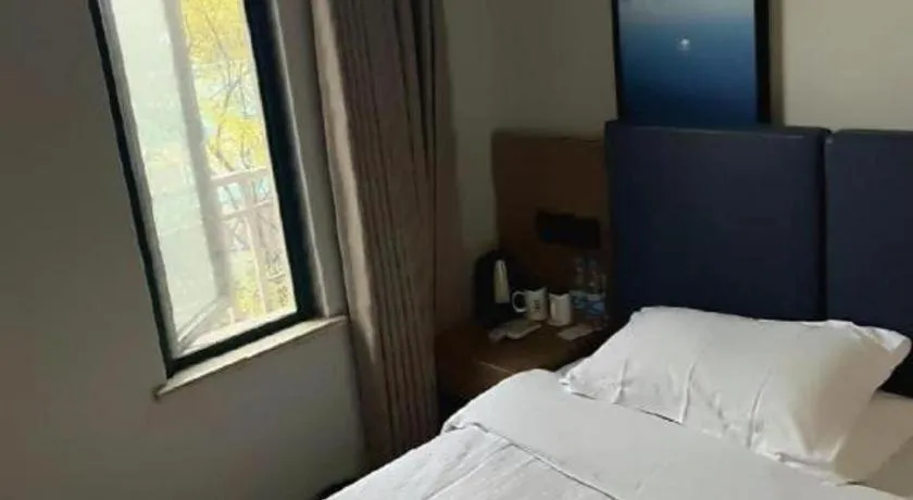 Bed in GreenTree Inn Shanghai MinHang ZhuanQiao Subway Station East ZhuanXing Road Shell Hotel