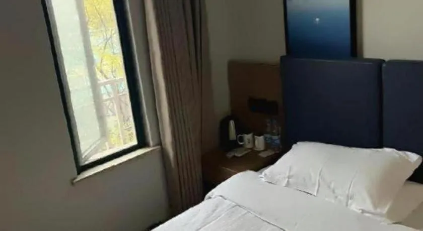 Bed in GreenTree Inn Shanghai MinHang ZhuanQiao Subway Station East ZhuanXing Road Shell Hotel