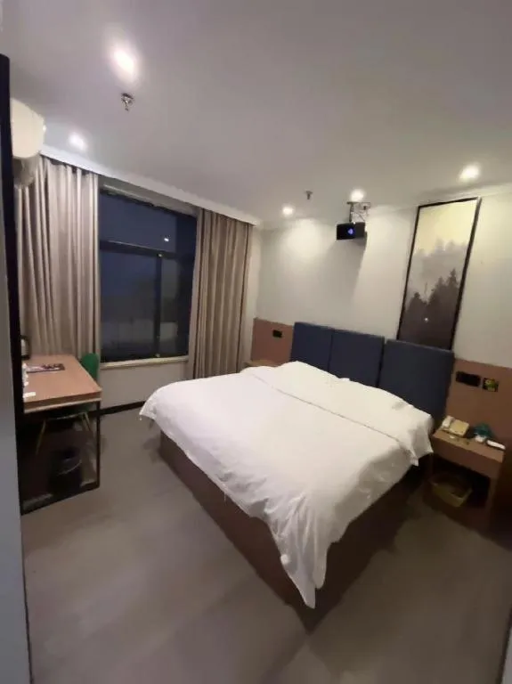 Bed in GreenTree Inn Shanghai MinHang ZhuanQiao Subway Station East ZhuanXing Road Shell Hotel