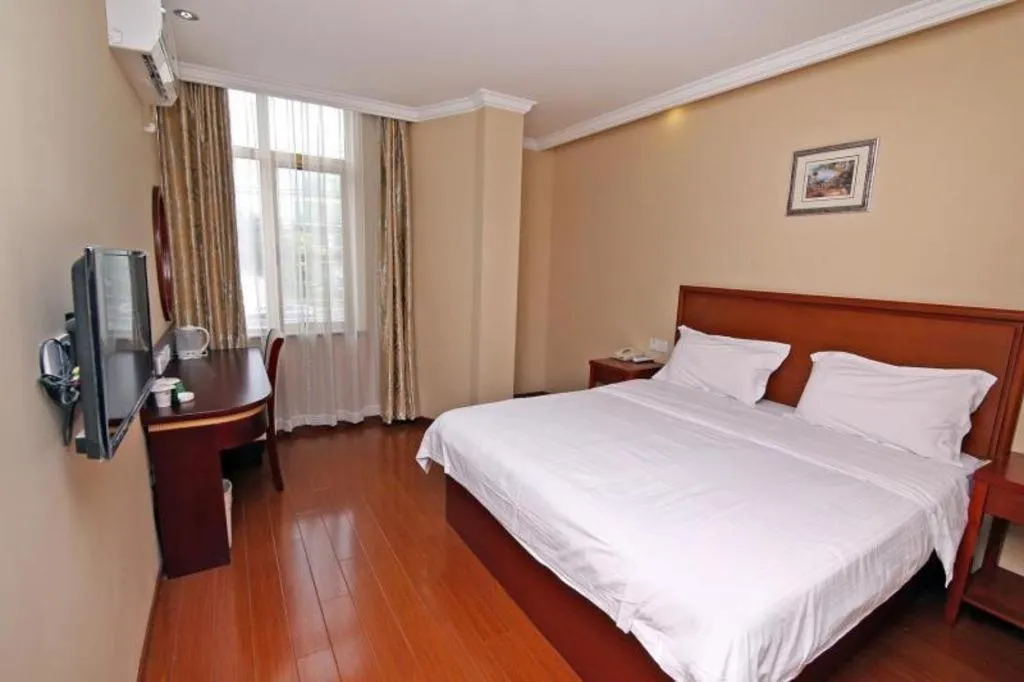Bed in GreenTree Inn Shanghai Hongqiao Airport Huqingping Highway Shell Hotel