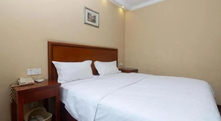 Bed in GreenTree Inn Shanghai Hongqiao Airport Huqingping Highway Shell Hotel