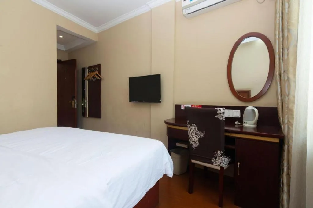 Bed in GreenTree Inn Shanghai Hongqiao Airport Huqingping Highway Shell Hotel