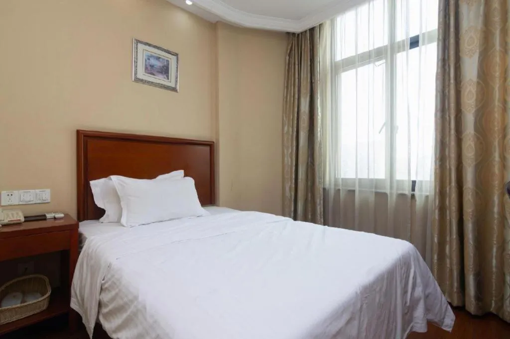 Bed in GreenTree Inn Shanghai Hongqiao Airport Huqingping Highway Shell Hotel