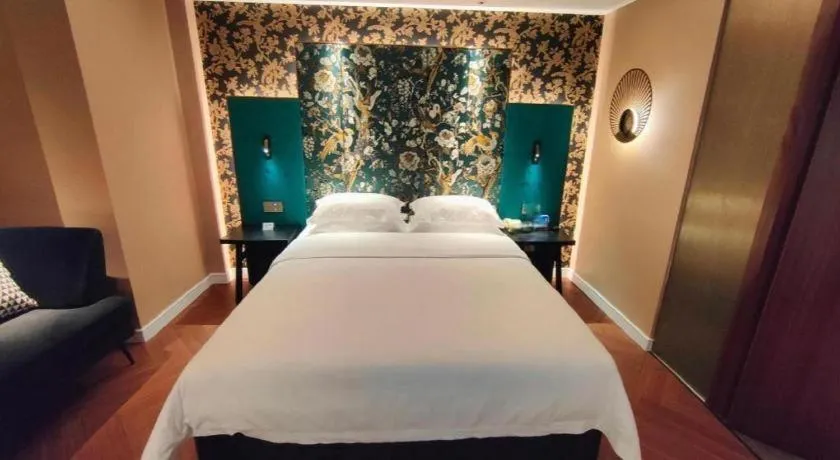 Bed in Jinjiang Metropolo Shanghai Minhang