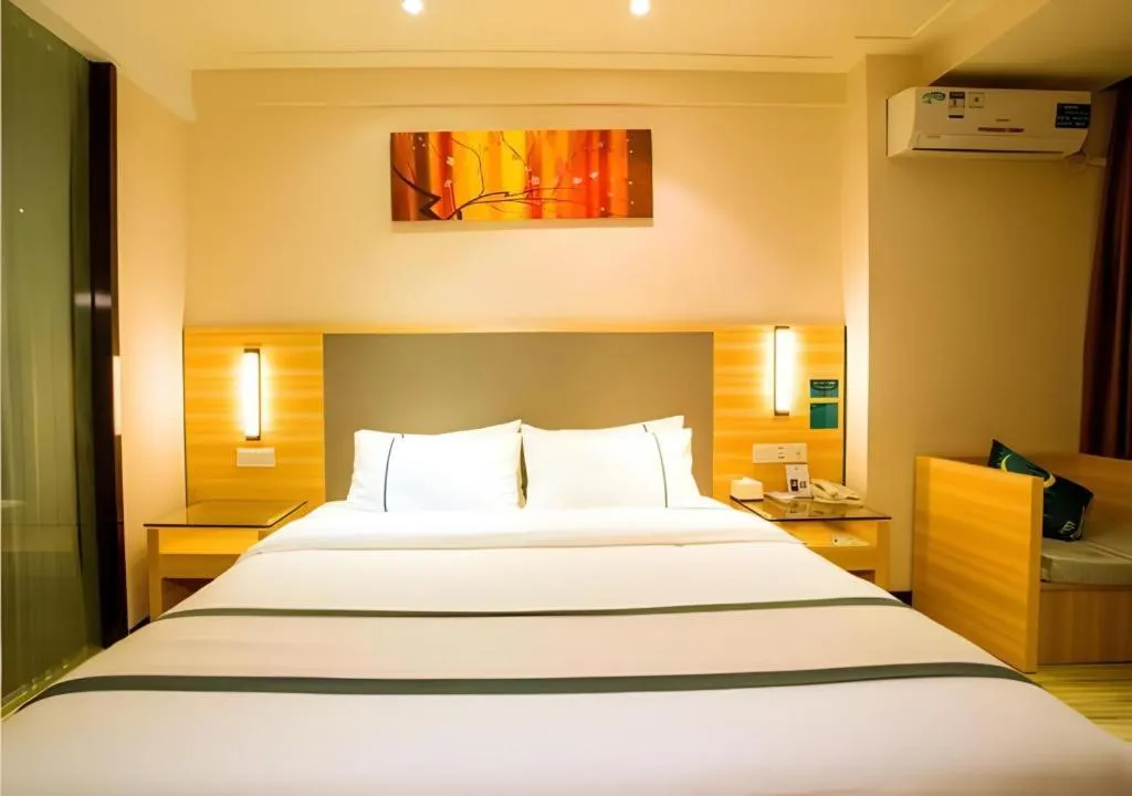 Bed in City Comfort Inn Wuzhou Municipal Square