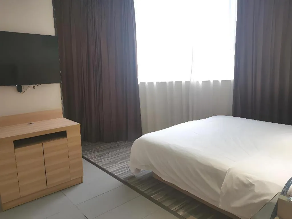 Bed in City Comfort Inn Wuzhou Municipal Square