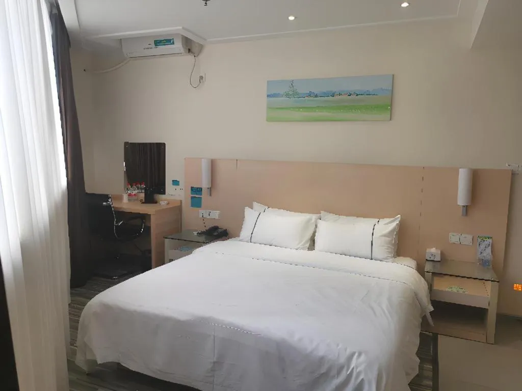 Bed in City Comfort Inn Wuzhou Municipal Square