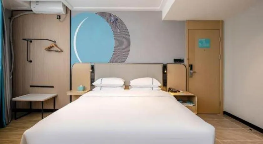 Bed in City Comfort Inn Wuzhou Municipal Square