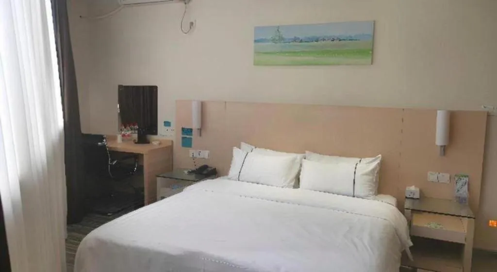 Bed in City Comfort Inn Wuzhou Municipal Square