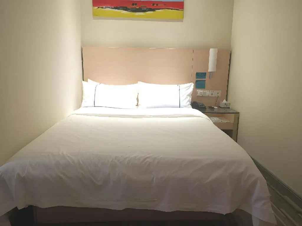 Bed in City Comfort Inn Wuzhou Municipal Square