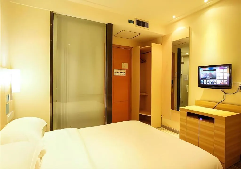 Bed in City Comfort Inn Wuzhou Municipal Square