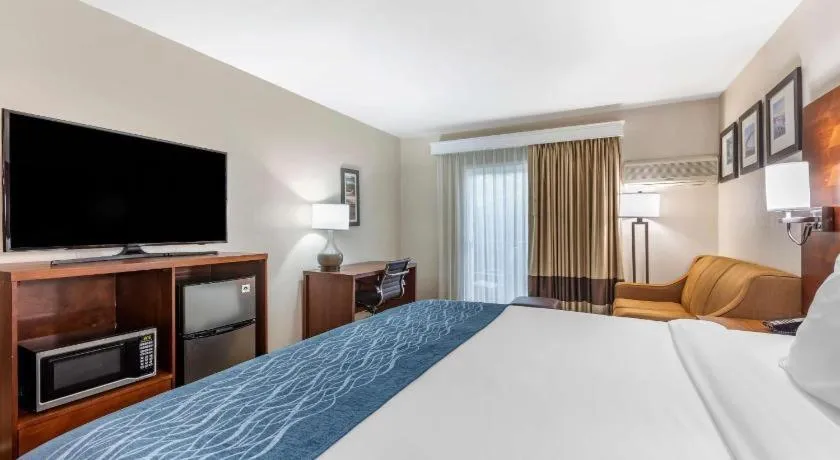 Bed in Comfort Inn Escondido San Diego North County