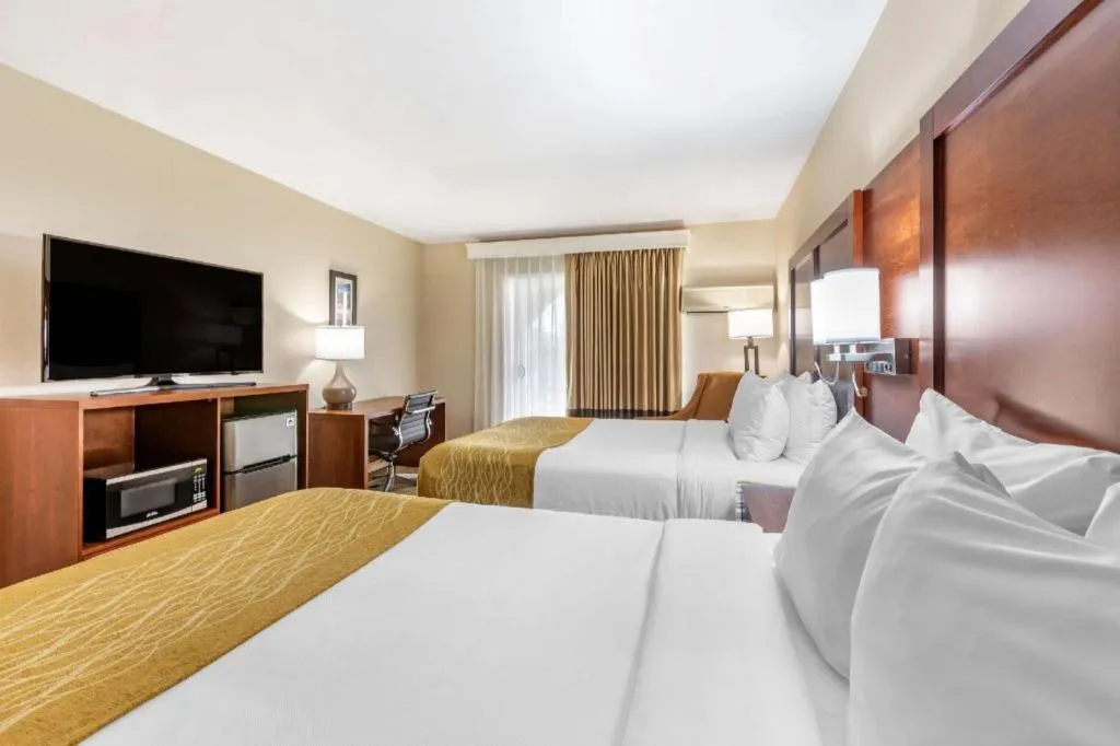 Bed in Comfort Inn Escondido San Diego North County