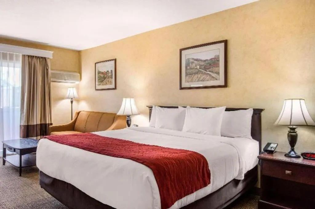 Bed in Comfort Inn Escondido San Diego North County