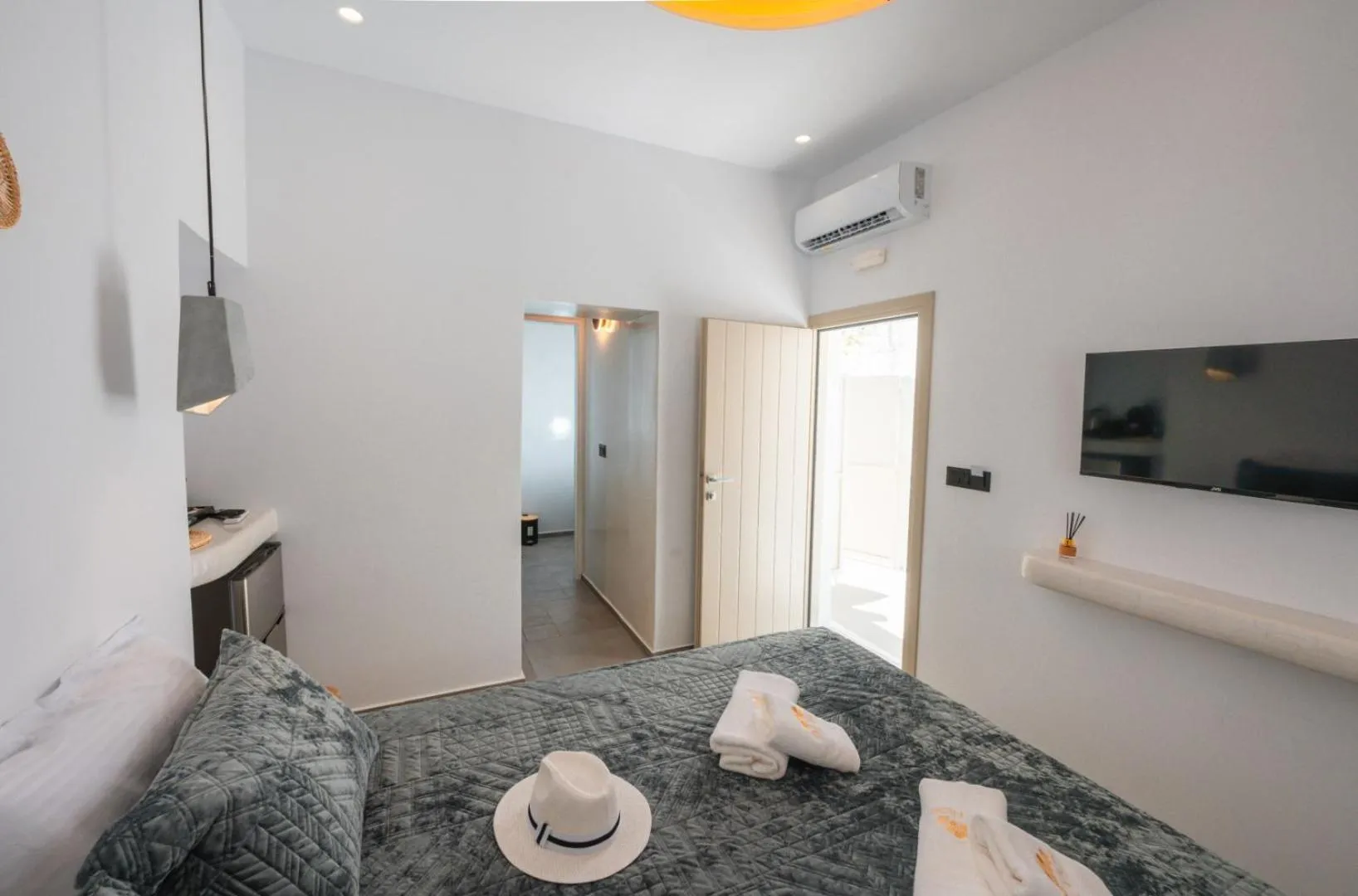 Photo of the whole room, Bed in Tre Fiori - The Retreat Suites