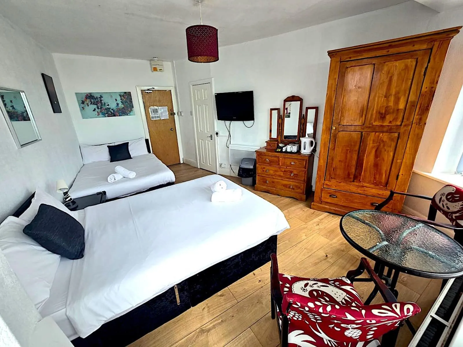 Bedroom, Bed in Henson hotel