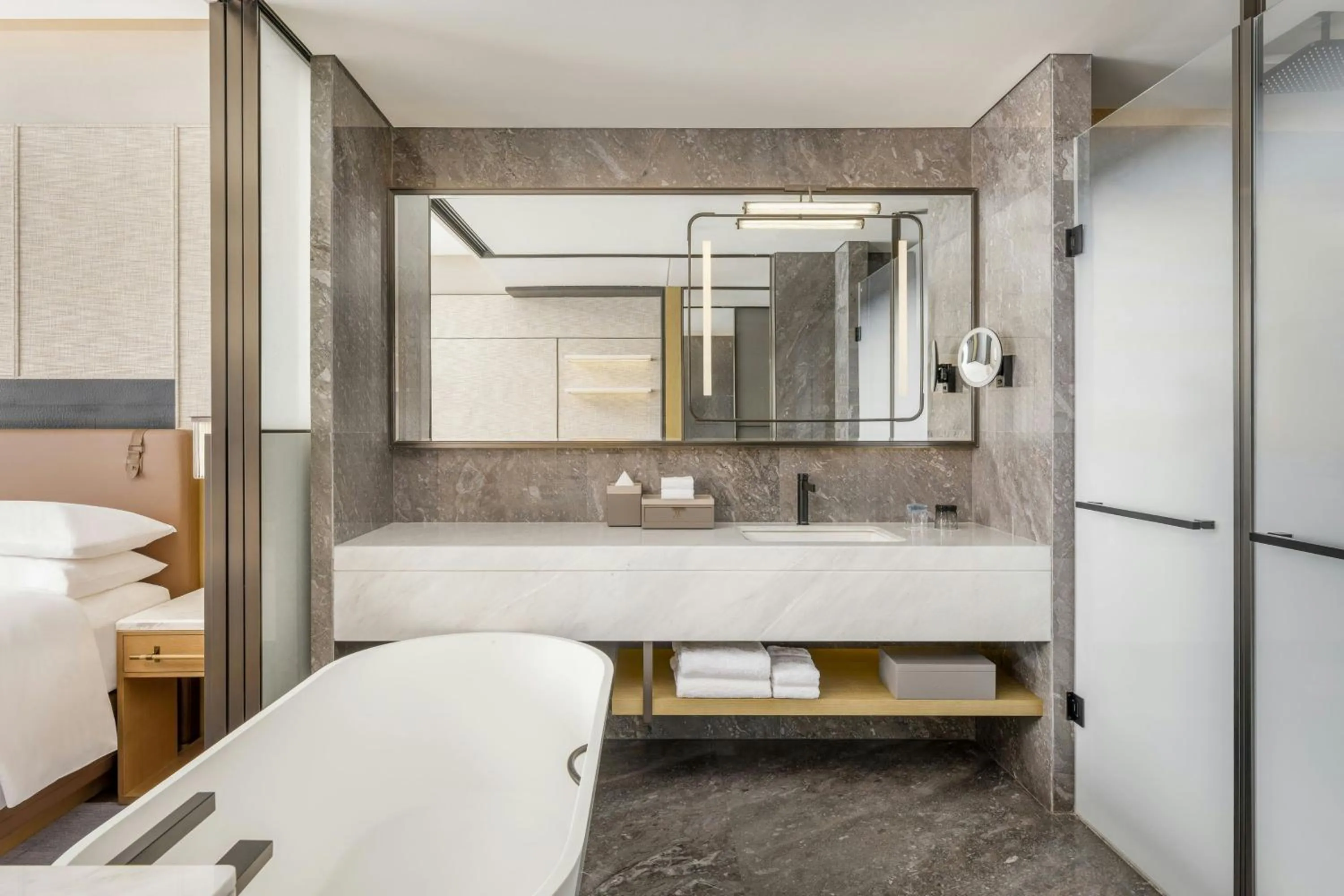 Bathroom, Bed in Luoyang Marriott Hotel