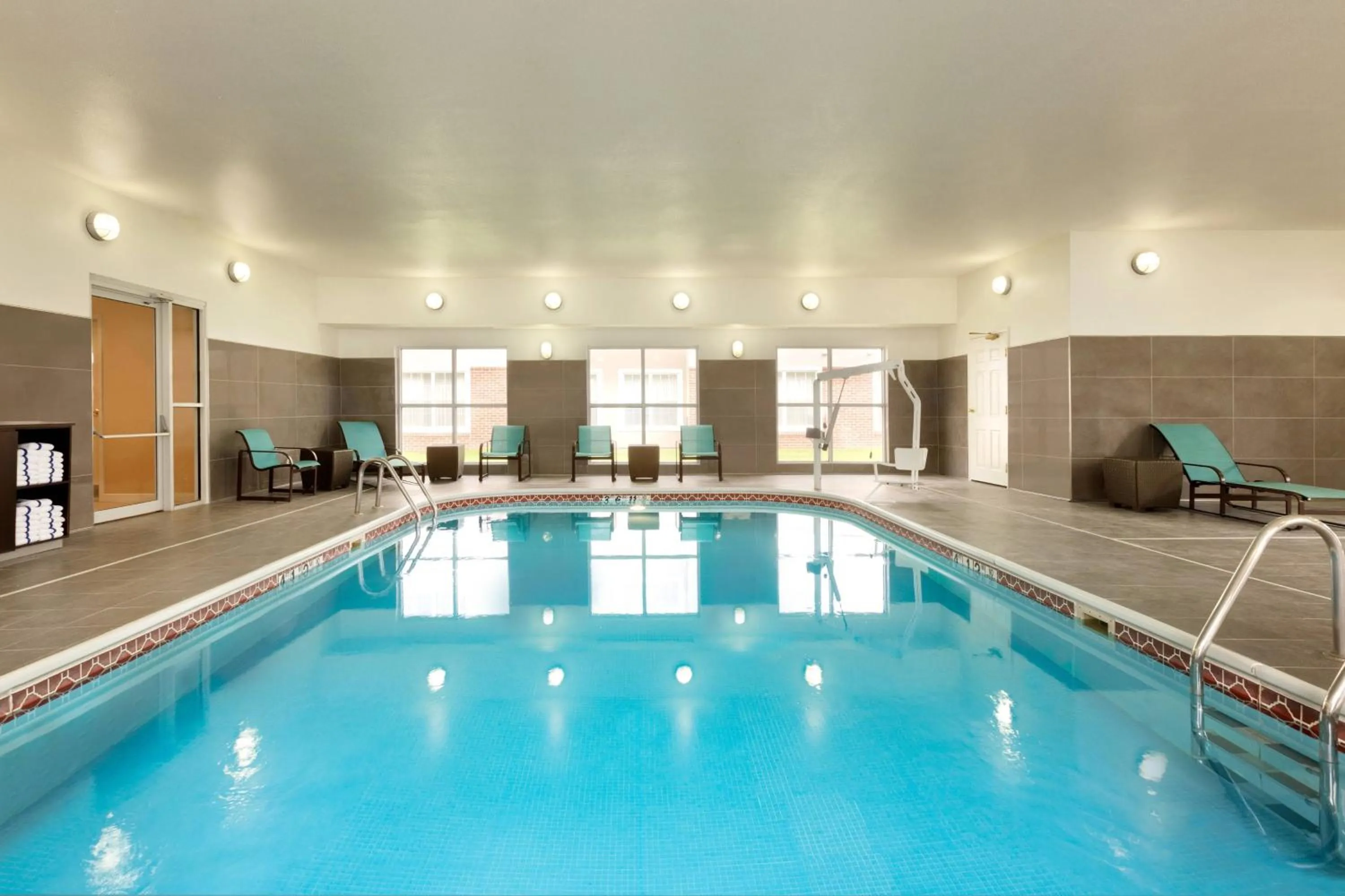Swimming pool in Courtyard by Marriott Milwaukee Brookfield at Poplar Creek
