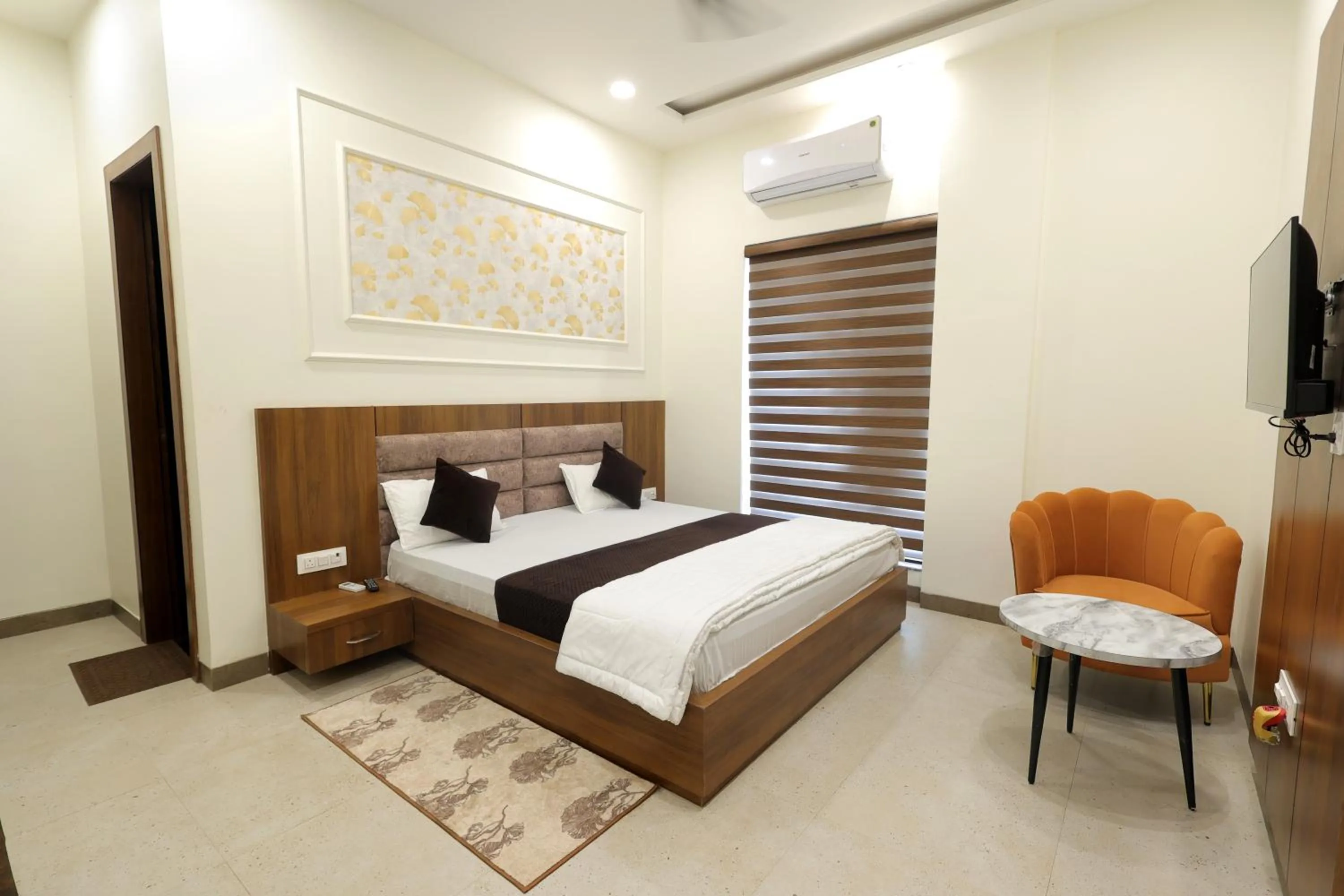 Photo of the whole room, Bed in Hotel Shrinath Palace