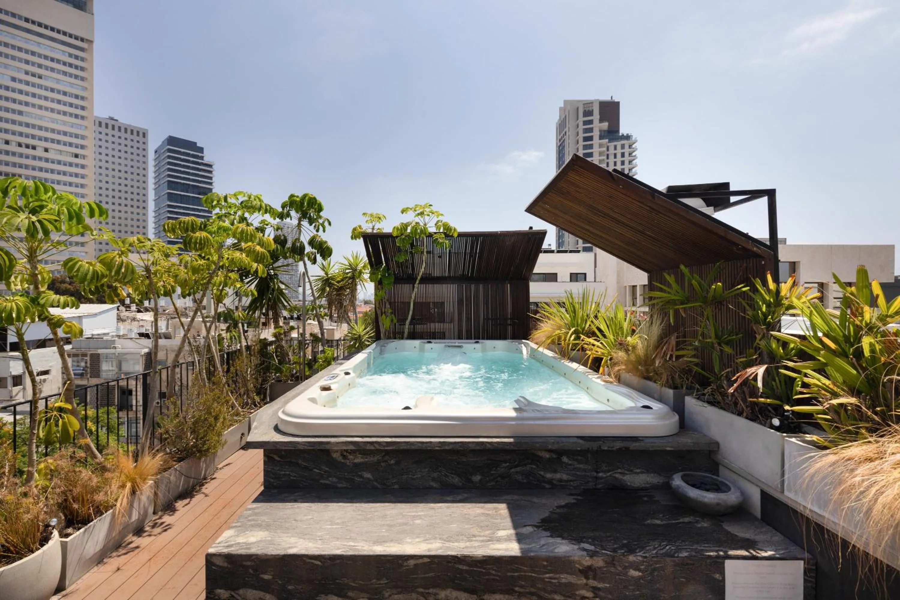 High Living Penthouse with Rooftop Pool