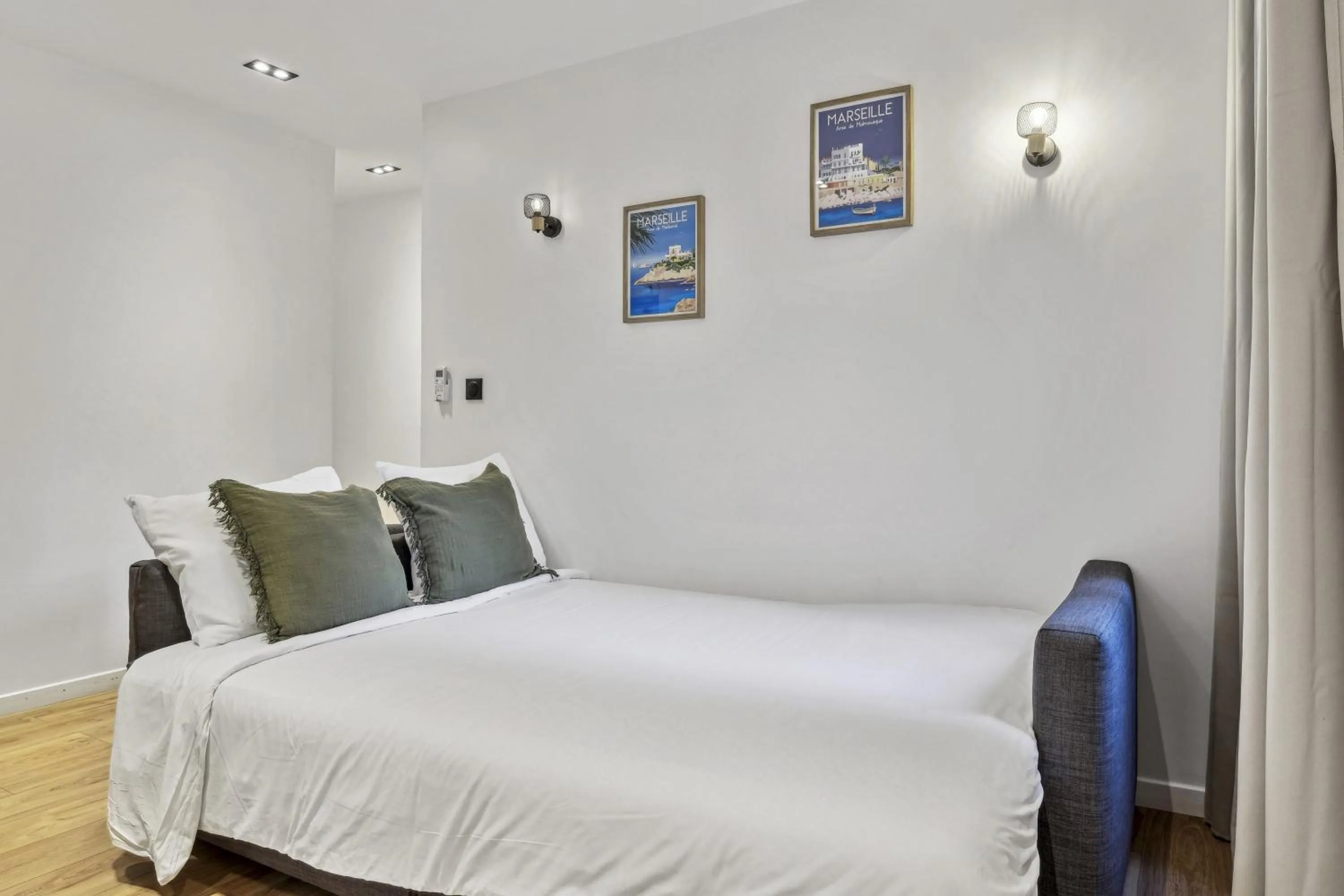 Bedroom, Bed in Rivages du Vieux Port