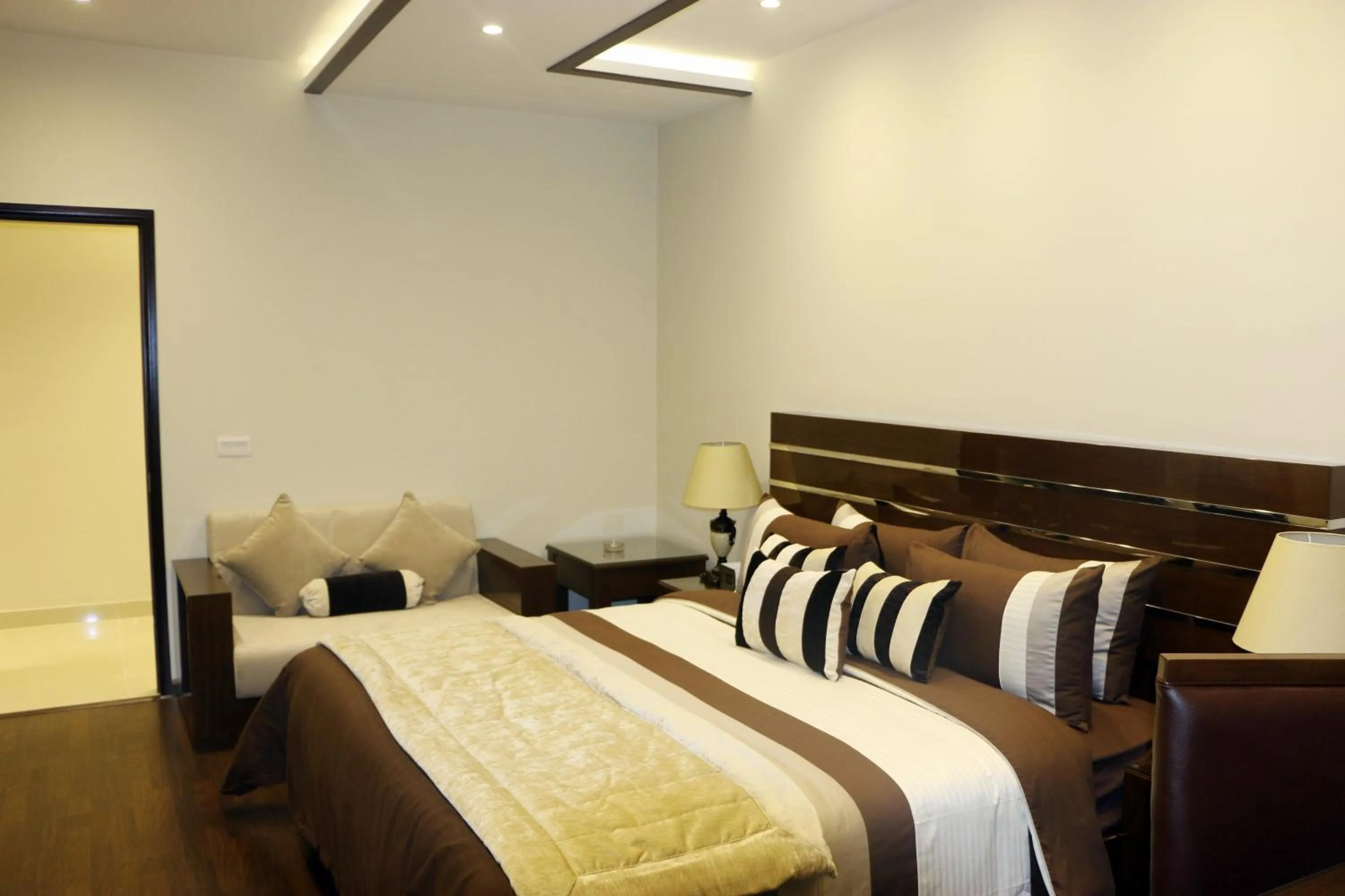 Bed in Royaute Luxury Suites and Hotel Gulberg Lahore