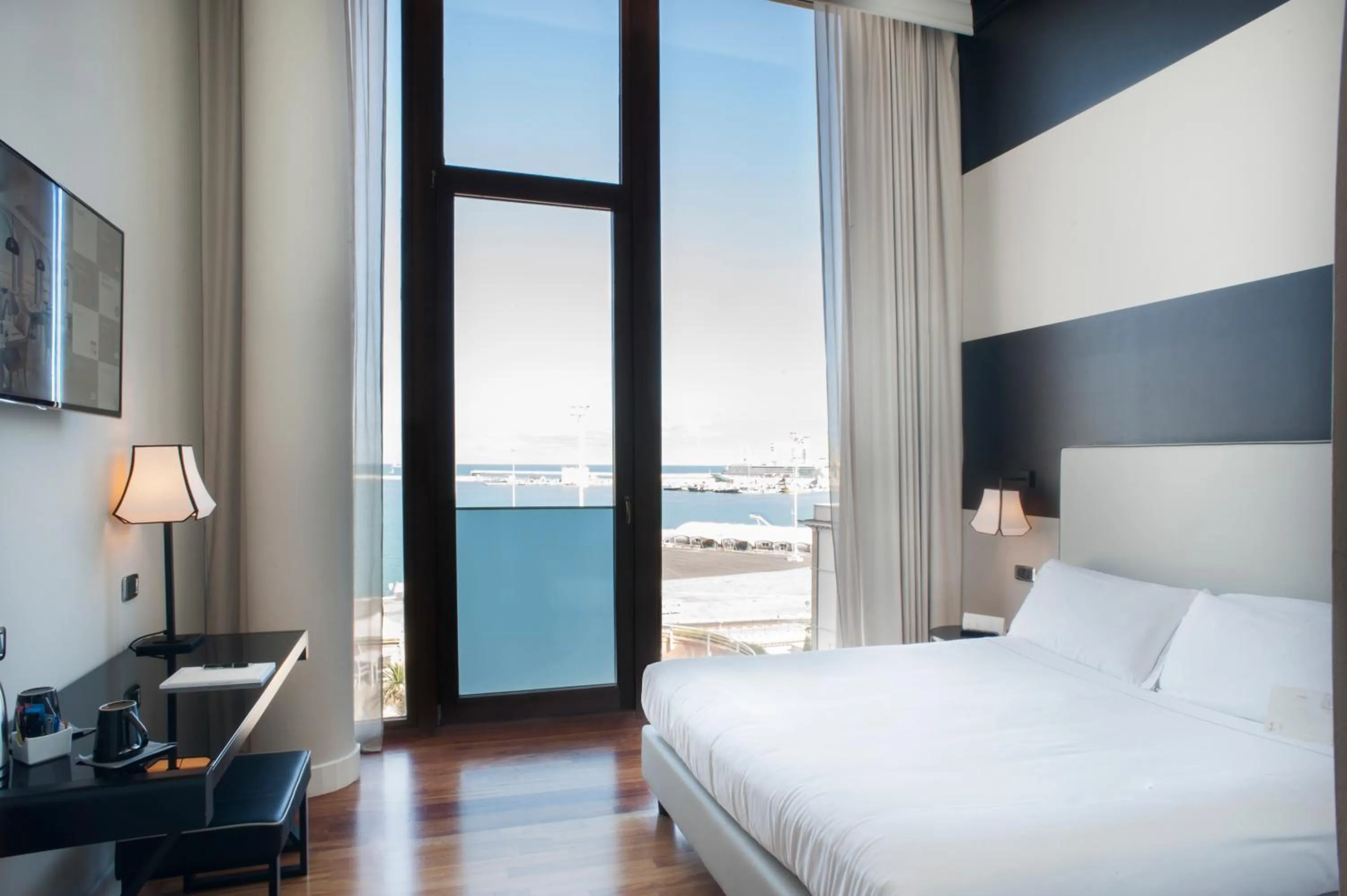 Bed in SeePort Hotel